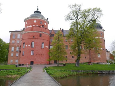 Gripsholm Slot: the large tower is the theatre and it was plastered but then bricks painted on to match the rest of the bricks ... same they did not get the colour quite right!