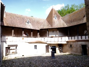 inner courtyard with mannequins to depict Medieval life.