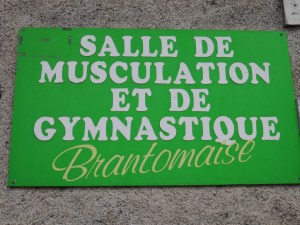 Of course J doesn't need to visit this salle!