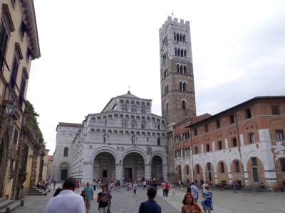 Duomo: frontage off centre to accommodate the pre-existing Campille