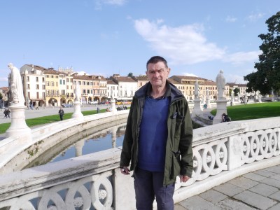 No statue ... living and breathing!