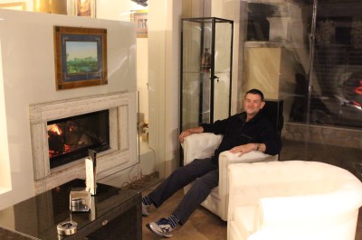 Drink in the local bar before supper .... note leather armchairs and a real fire ... we could be at Rothbury!